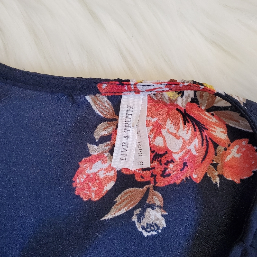 Live 4 Truth Floral Blouse - Picture 5 of 5